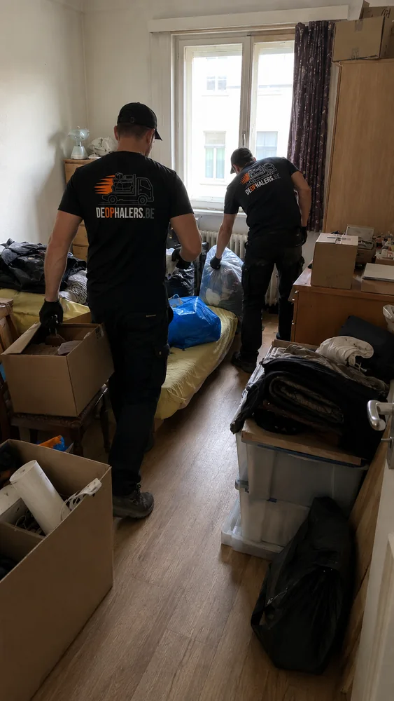 Team van De Ophalers aan het werk tijdens een woningontruiming